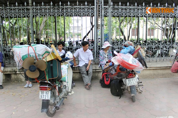 Chiều nay (4/7), các thí sinh tham dự  kì thi THPT Quốc gia tham dự môn thi Sinh học, đây cũng là môn thi cuối cùng. Và để nhanh chóng về quê, trong lúc chờ đợi các thí sinh làm bài, nhiều phụ huynh đã thu dọn sẵn đồ đạc buộc vào xe máy. Ảnh chụp tại cụm thi trường ĐH Sư phạm Hà Nội. Ảnh: Mạnh Hưng.